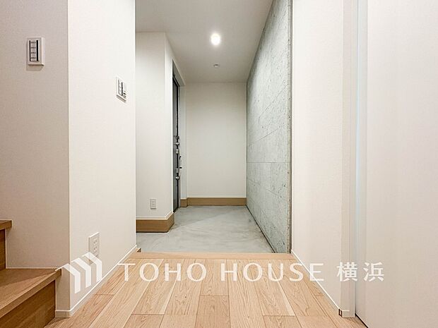 上質感漂う玄関と廊下。居住者の帰り、訪れる方を優しく迎えてくれます。