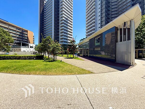 青空を背景に更なる美しさを醸す佇まい。