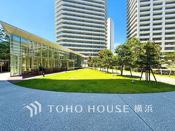 植栽の位置や開放的なエクステリアも含めて美しくトータルにデザインされております。