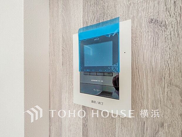 誰が来てもわかる様にモニター付きインターホンを設置。快適と安らぎを合わせた優しい設計。 