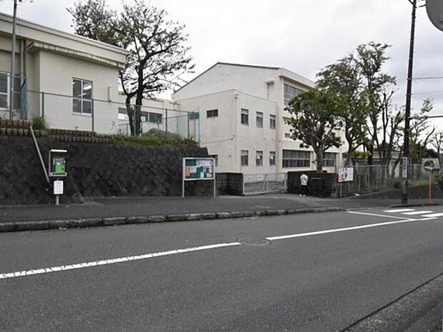 横浜市立日野南小学校 1000m 徒歩13分。小学校が近いのは子育てファミリーにもおすすめのポイント。