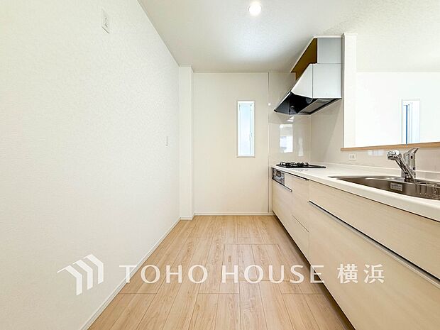 明るい自然光が入るキッチン。家族そろってキッチンに立っても調理がしやすく余裕の広さ。