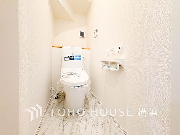 換気と明るさに配慮した、清潔感溢れるトイレ。落ち着いた空間で安らぎのひとときをお過ごしいただけます。