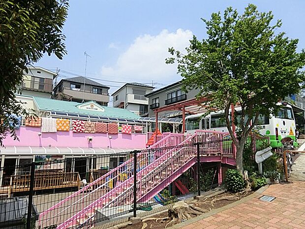 百合ケ丘さくら幼稚園 500m 年長・年中・年少が各1クラスのアットホームな雰囲気の園。就園前のさくら幼児教室も開かれています。