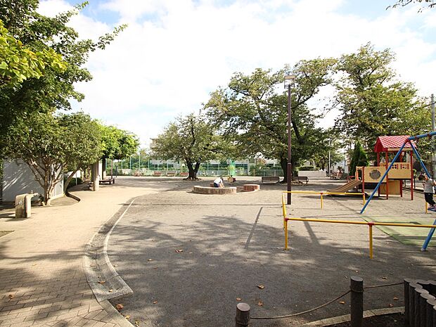 霞台公園 130m 広い広場と多目的遊具やブランコがあり、小さなお子様も楽しく遊べそうです。