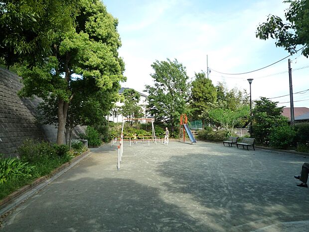 月見台公園 900m お子様が元気に走り回れる広々とした広場のある見通しの良い公園です。