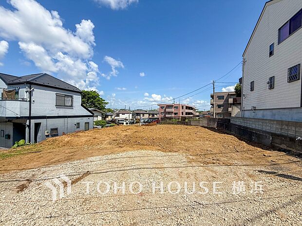 都市機能と豊かな自然の隣接する街並み。(2026年5月撮影)