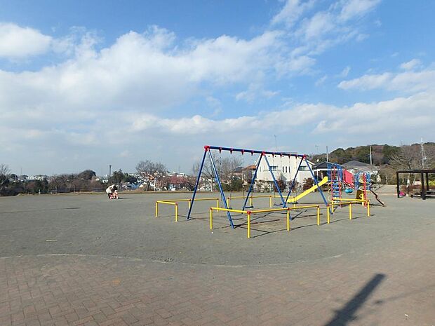 上菅田みはらし公園 280m 上菅田町の高台に位置し、眺望が良い公園。閑静な住宅街の中心にあります。
