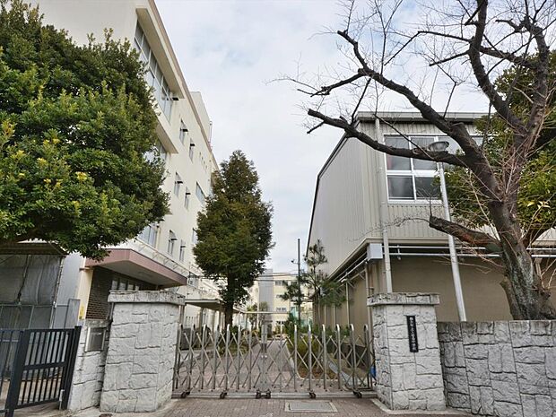 横浜市立上菅田中学校 1300m 徒歩17分。中学生の体力づくりにはぴったりの距離かもしれませんね。