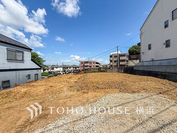 落ち着いた住宅地に位置する土地。自然と調和した穏やかな生活が楽しめます。(2026年5月撮影)