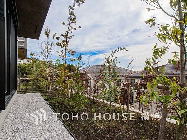 ガーデニングで色とりどりの草花を綺麗に飾ればより一層華やかな空間になります。