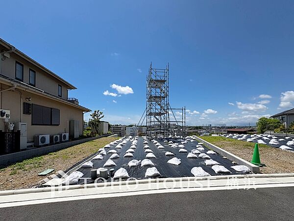 洗練された街並みに暮らす喜びを感じることができる住環境。（2026年5月撮影）