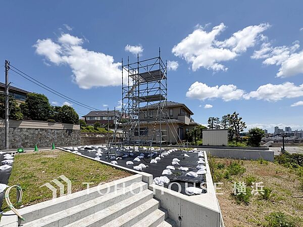 忙しく過ぎゆく日常を置き去るほど、ゆったりした時間が流れる住環境。（2026年5月撮影）