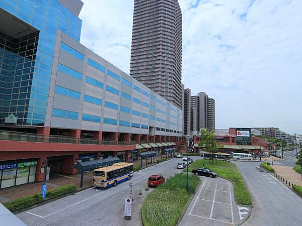 オルトヨコハマ　3300m　新子安駅前の施設。スーパー、ファミレスなどの入った商業施設。