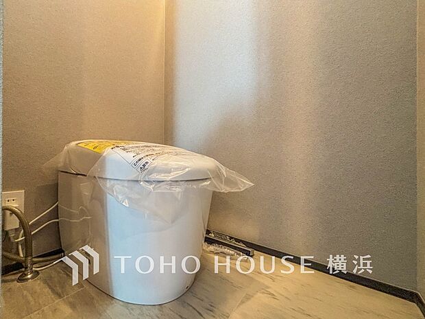 換気と明るさに配慮した、清潔感溢れるトイレ。落ち着いた空間で安らぎのひとときをお過ごしいただけます。