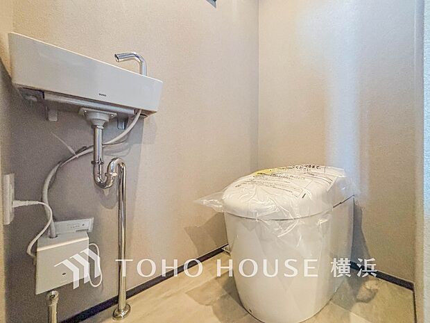 換気と明るさに配慮した、清潔感溢れるトイレ。落ち着いた空間で安らぎのひとときをお過ごしいただけます。