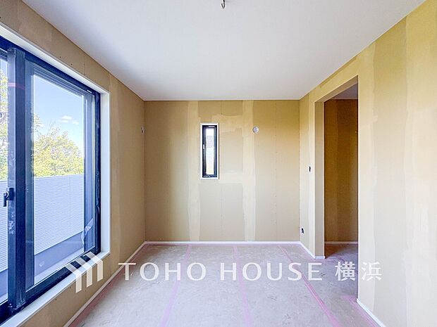 一日の疲れをいやしてくれる寝室。時を忘れて過ごす場所として過ごせるお部屋。(2026年5月撮影)