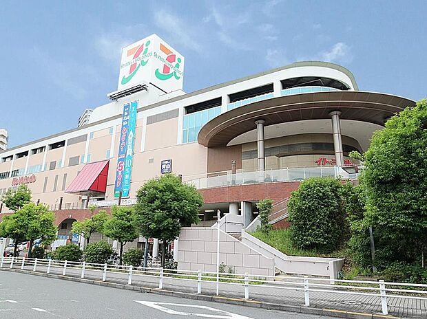 イトーヨーカドー 能見台店 1700m 全国チェーンの大型スーパー。プライベートブランドも充実。フードコートも席数が多く利用しやすいです。