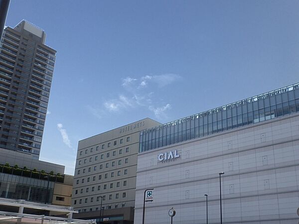 CIAL鶴見　500m　ファッション・飲食店をはじめ、新鮮な食料品、お惣菜等も揃えられ、日常的なお買い物にもとっても便利。
