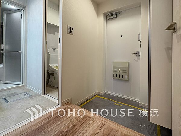 上質感漂う玄関と廊下。居住者の帰り、訪れる方を優しく迎えてくれます。