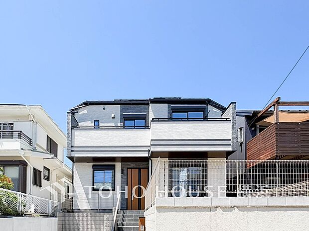 お住まいの顔となる玄関。住まう方のプライドを満たすクオリティを備えています。