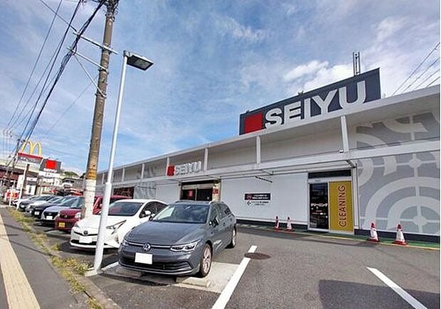 西友能見台店 400m 24時間営業が嬉しいですね。食品から衣料品・日用品まで揃っています。いざというときにも安心です。
