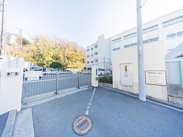 横浜市立西柴小学校 1100m 徒歩14分。小学校が近いのは子育てファミリーにもおすすめのポイント。