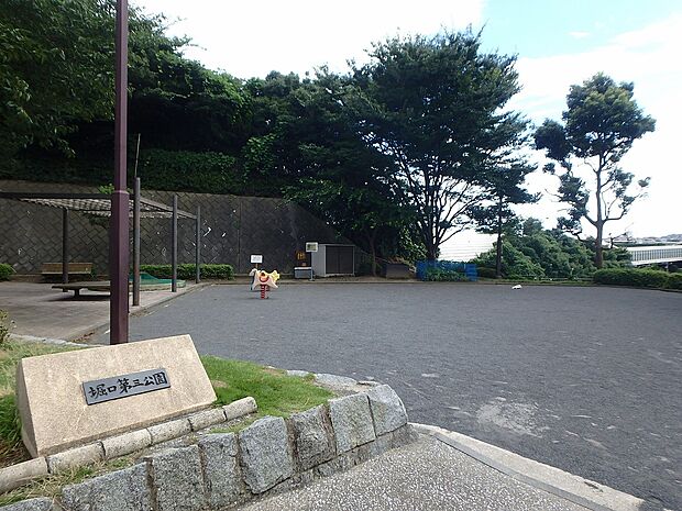 堀口第三公園 400m 金沢ぴよっこ保育園となり。緑豊かな公園。起伏のある地形を生かして複合遊具が設置されています。