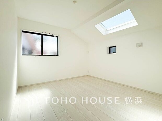 一日の疲れをいやしてくれる寝室。時を忘れて過ごす場所として過ごせるお部屋。