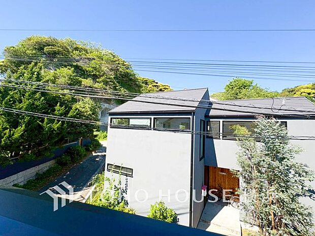 木々の緑がまぶしい、豊かな緑と静寂。ずっと見ていたいと思わせてくれる景色。