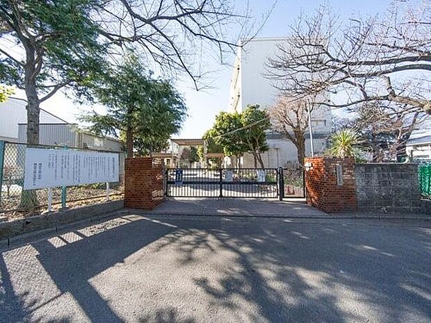 横浜市立原小学校 800m 徒歩10分。小学校が近いのは子育てファミリーにもおすすめのポイントです。