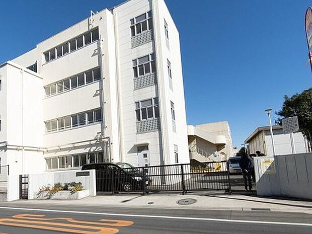 横浜市立原中学校 1000m 徒歩13分。部活などで帰りが遅くなっても安心の距離です。