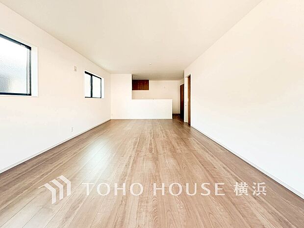 明るく開放的な空間が広がるLDK。室内には豊かな陽光が注ぎ込み、爽やかな住空間を演出。