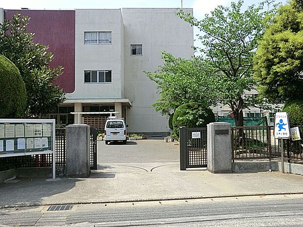 逗子市立久木小学校 1600m 徒歩20分。小学校が近いのは子育てファミリーにもおすすめのポイント。