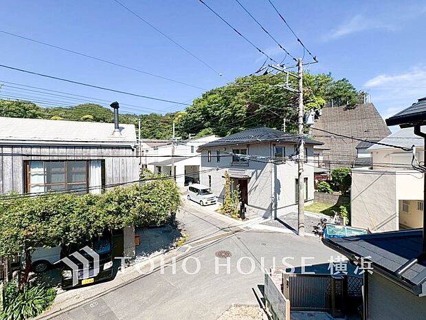 木々の緑がまぶしい、豊かな緑と静寂。ずっと見ていたいと思わせてくれる景色。