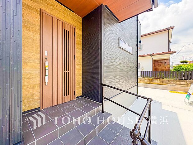 お住まいの顔となる玄関。住まう方のプライドを満たすクオリティを備えています。