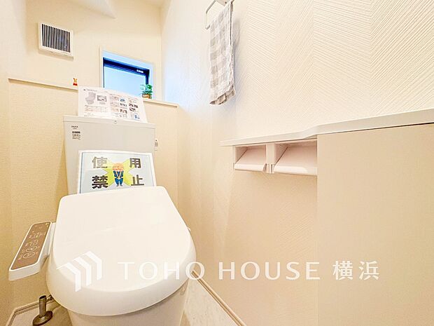 換気と明るさに配慮した、清潔感溢れるトイレ。落ち着いた空間で安らぎのひとときをお過ごしいただけます。