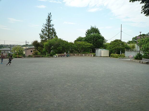 いぶき野第一公園　350m　防災訓練やどんと焼きなどのイベントを行う場所として、地域にとって大切な公園となっています。 