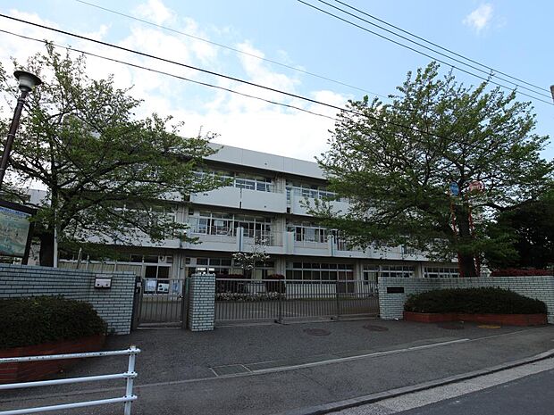 横浜市立いぶき野小学校　1000m　徒歩13分。小学校が近いのは子育てファミリーにもおすすめのポイント。 