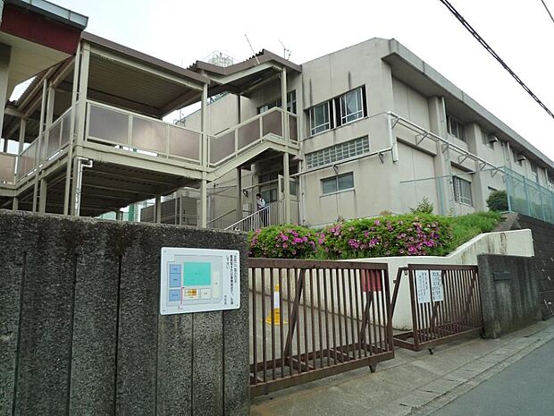 横浜市立田奈中学校 1400m 徒歩18分。部活などで帰りが遅くなっても安心の距離感です。