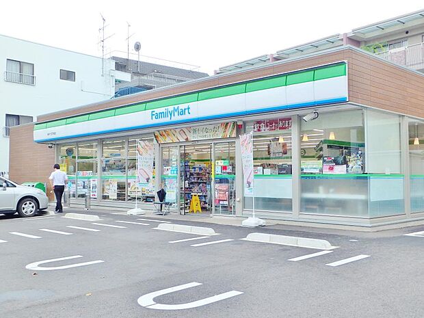 ファミリーマート十日市場店　1200m　近くにあるとちょっとした買い物にも便利ですね。 