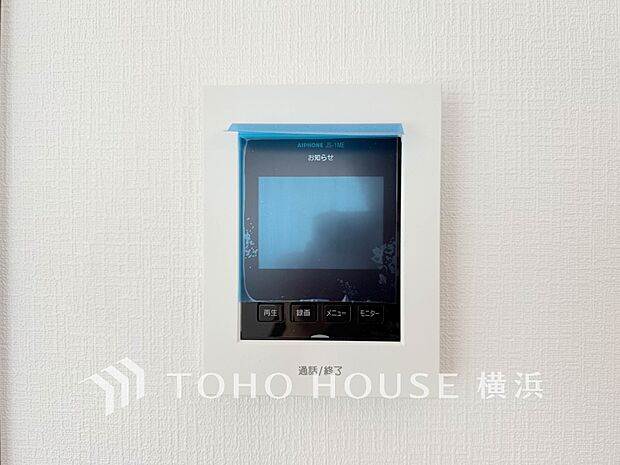 誰が来てもわかる様にモニター付きインターホンを設置。快適と安らぎを合わせた優しい設計。