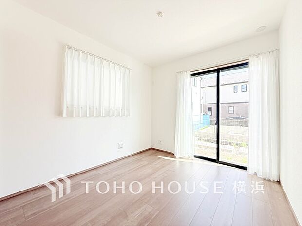一日の疲れをいやしてくれる寝室。時を忘れて過ごす場所として過ごせるお部屋。