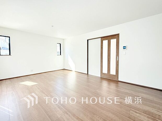 明るく開放的な空間が広がるLDK。室内には豊かな陽光が注ぎ込み、爽やかな住空間を演出。