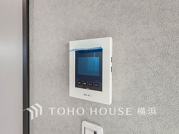 【カラーモニター付インターホン(室外)】 「見える安心」をカタチにしました。誰が来てもわかる様にモニター付きインターホンを設置。