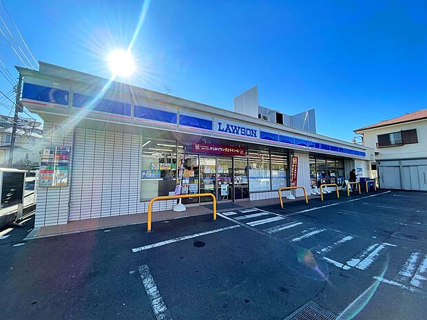 ローソン篠原東一丁目店 650m 食品・日用品の購入、各種支払い、ATM利用まで幅広く対応。