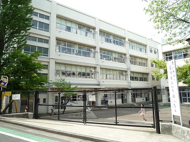 横浜市立港北小学校 650m 徒歩9分。小学校が近いのは子育てファミリーにもおすすめのポイントです。