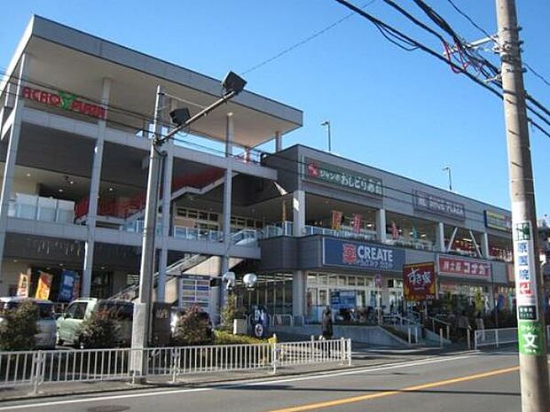 アクロスプラザ東神奈川 900m スーパー、衣料品店、飲食店、100円ショップ、ドラッグストア、ブックオフなどが入った複合施設。