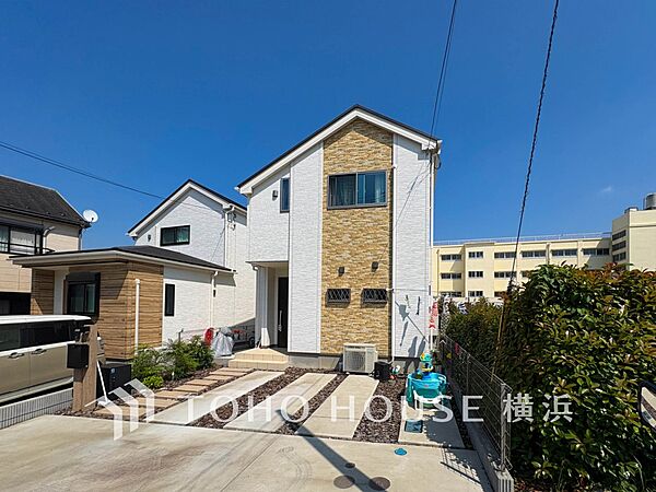 住む人を映し出す洗練された佇まいは、いつまでも輝き続けながらいつしか街の風景に溶け込んでいきます。