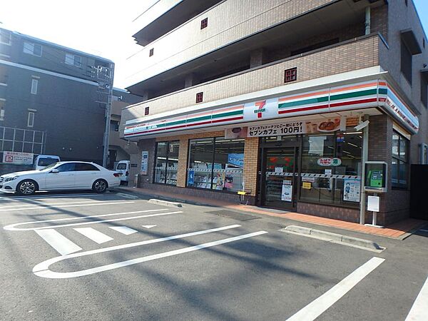 セブンイレブン横浜荏田町店　700m　近くにあるとちょっとした買い物にも便利ですね。